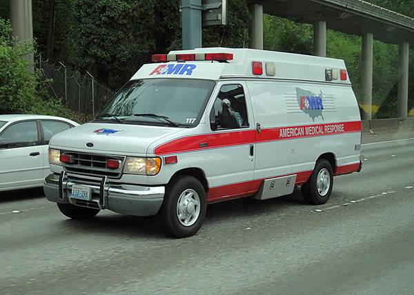 救護車生產(chǎn)廠家簡析車內(nèi)的醫(yī)療配置有哪些？